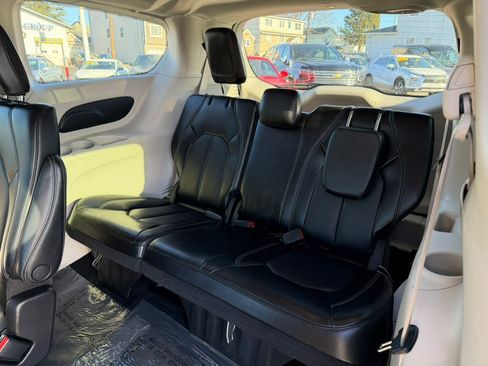 Used 2023 Chrysler Pacifica Touring-L image 19