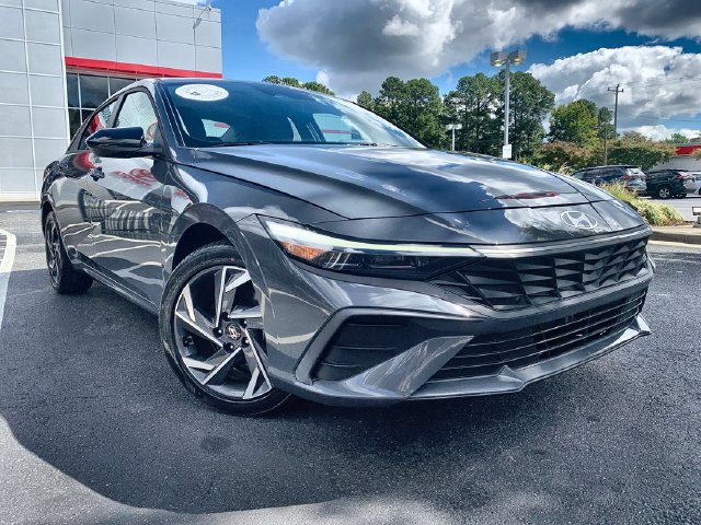 Used 2025 Hyundai Elantra SEL FWD image 2