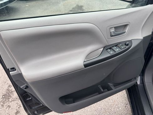 Used 2020 Toyota Sienna LE FWD image 9
