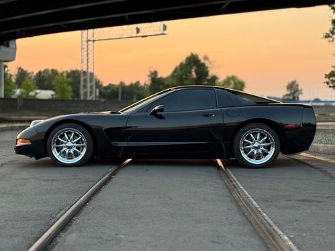 Used 1998 Chevrolet Corvette Coupe w/ Memory Pkg RWD image 6