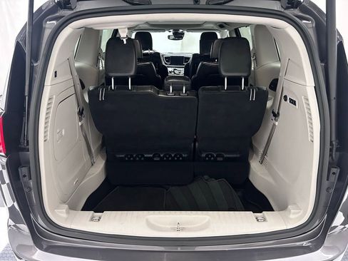 Used 2018 Chrysler Pacifica Limited w/ Tire & Wheel Group image 8