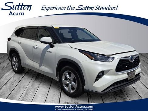 Used 2021 Toyota Highlander LE FWD image 1