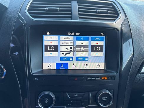 Used 2018 Ford Explorer XLT w/ Equipment Group 202A AWD/4WD image 19