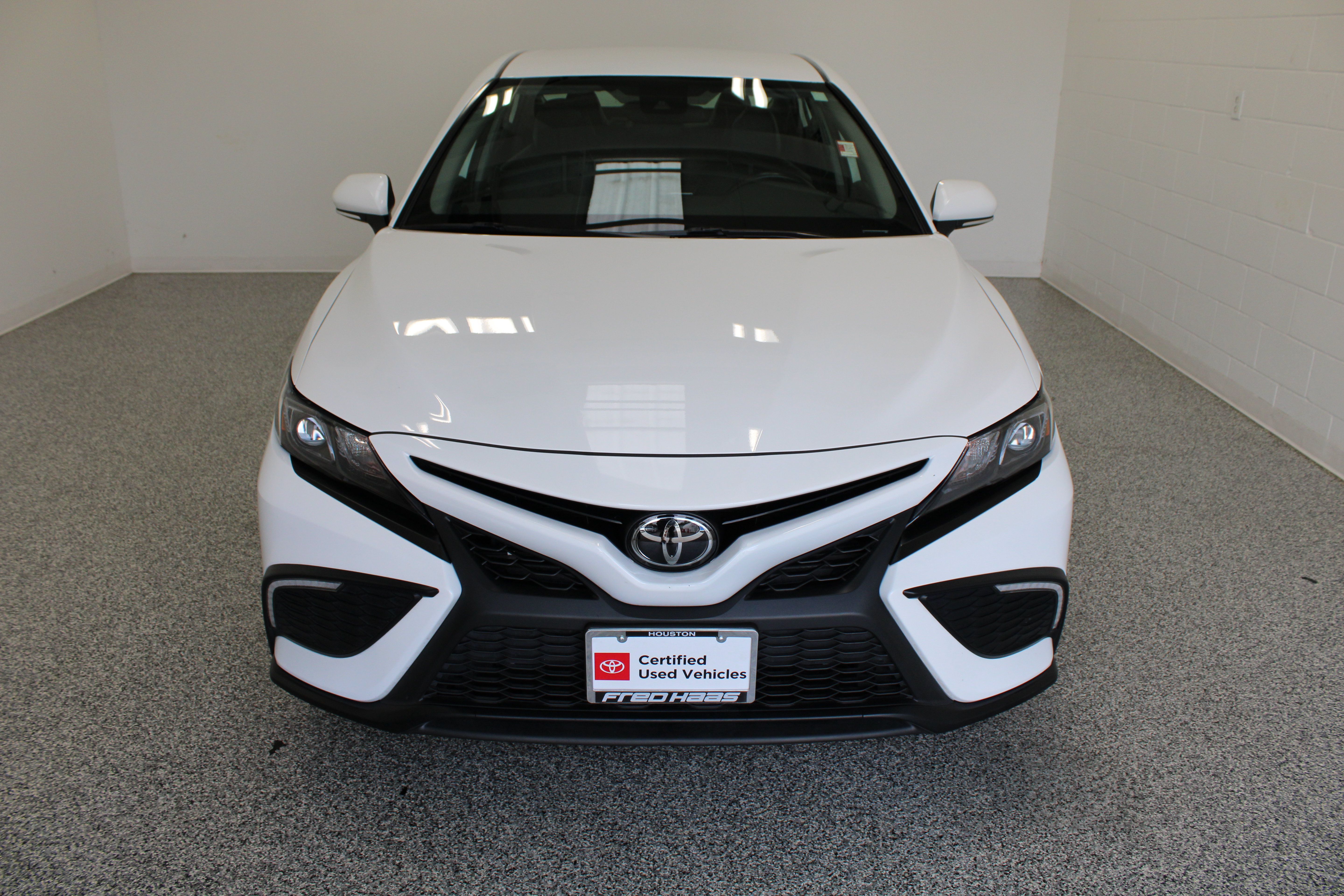 Used 2023 Toyota Camry SE FWD image 3