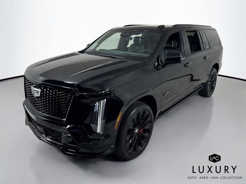 Used 2025 Cadillac Escalade ESV V w/ LPO, ONYX Package image 3