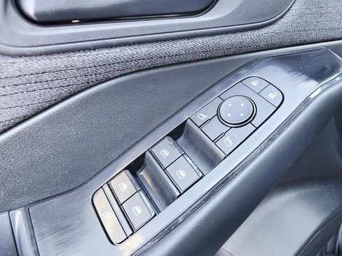 Used 2023 Nissan Rogue S image 34