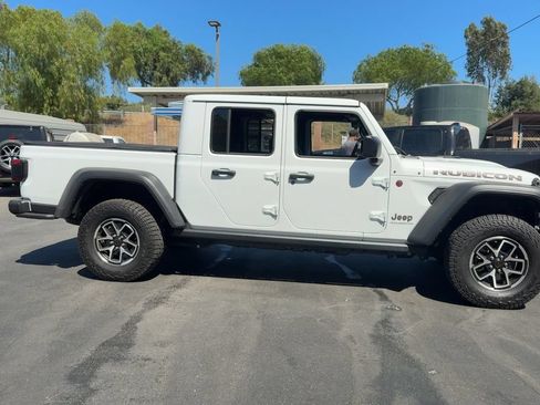 Used 2025 Jeep Gladiator Rubicon w/ Convenience Group AWD/4WD image 4
