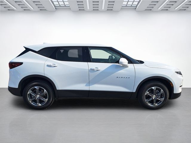Used 2025 Chevrolet Blazer LT AWD/4WD image 3