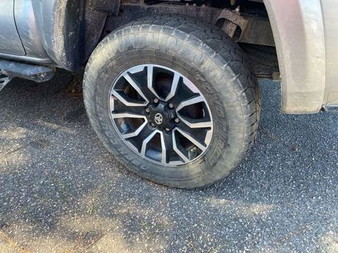 Used 2020 Toyota Tacoma TRD Sport image 19