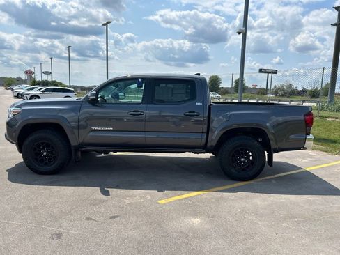 Used 2019 Toyota Tacoma SR5 AWD/4WD image 9