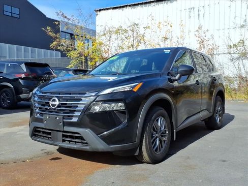 Used 2025 Nissan Rogue S image 2