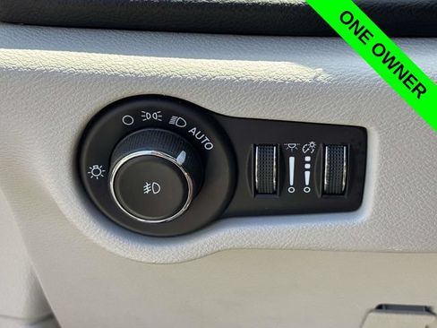 Used 2023 Chrysler Pacifica Touring-L FWD image 11