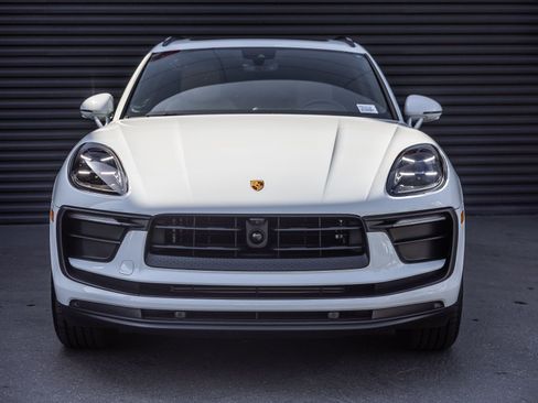 Certified 2025 Porsche Macan image 7