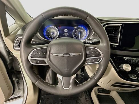 Used 2024 Chrysler Pacifica Touring-L FWD image 11