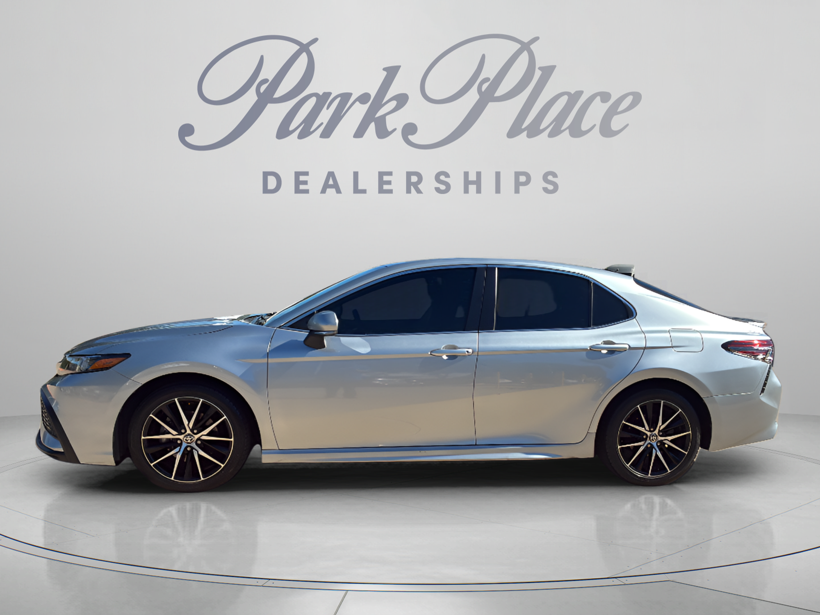 Used 2023 Toyota Camry SE FWD image 2