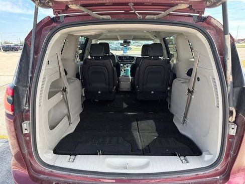 Used 2023 Chrysler Pacifica Touring-L FWD image 9