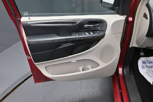 Used 2016 Chrysler Town & Country Touring w/ Driver Convenience Group FWD image 18