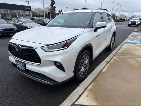 Used 2021 Toyota Highlander Platinum image 3