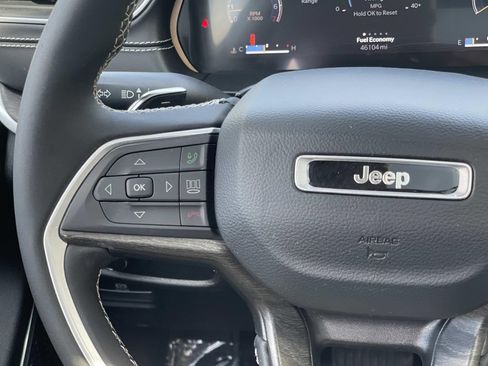 Used 2023 Jeep Grand Cherokee L Limited w/ Luxury Tech Group II AWD/4WD image 11