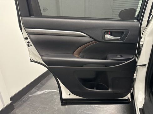 Used 2019 Toyota Highlander Limited Platinum AWD/4WD image 16