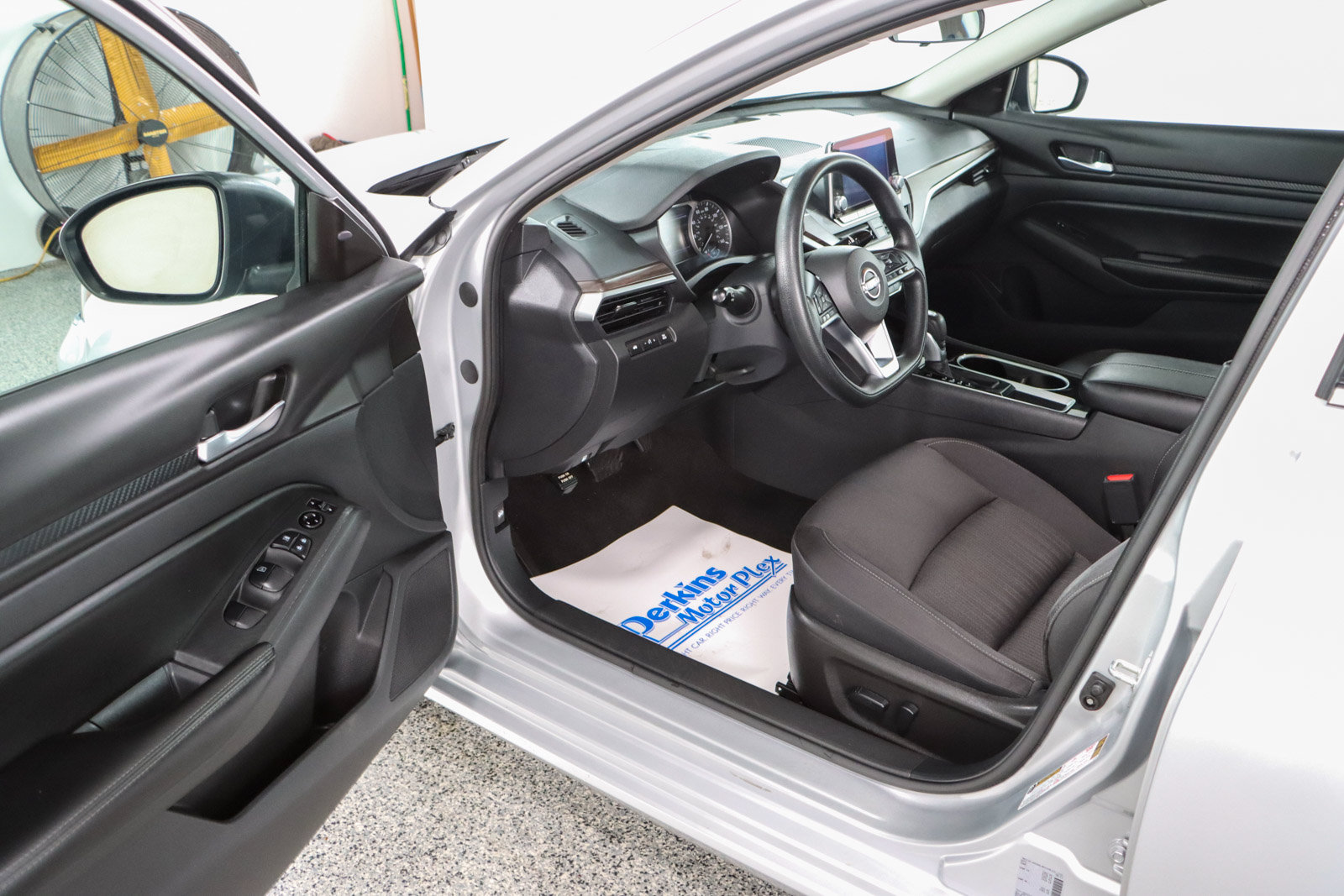 Used 2024 Nissan Altima 2.5 SV FWD image 3