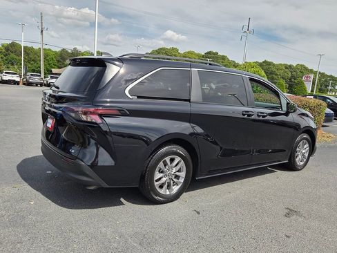 Used 2025 Toyota Sienna LE FWD image 13