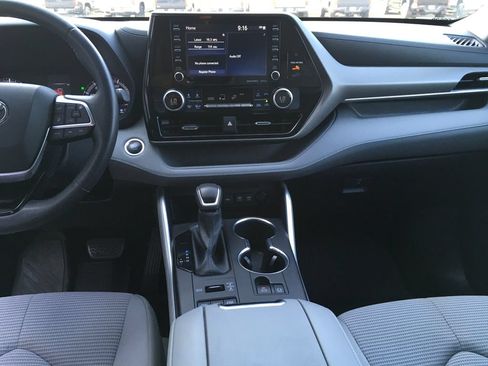 Used 2020 Toyota Highlander LE AWD/4WD image 24