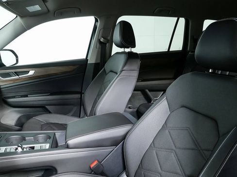 Certified 2025 Volkswagen Atlas SE image 4