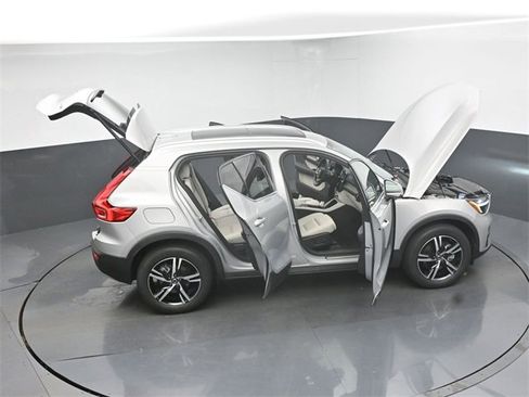 Used 2023 Volvo XC40 B5 Plus image 46