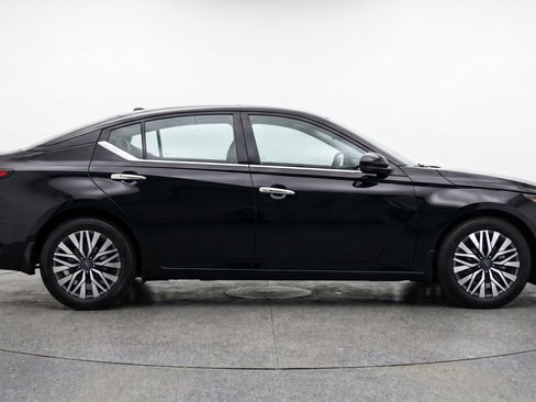 Used 2025 Nissan Altima 2.5 SV FWD image 11