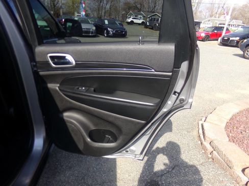 Used 2019 Jeep Grand Cherokee Limited image 38