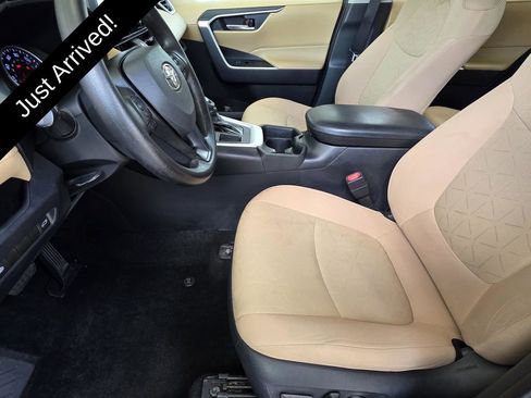 Used 2021 Toyota RAV4 XLE w/ Convenience Package FWD image 7