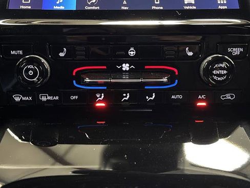 Used 2024 Jeep Grand Cherokee Limited image 20