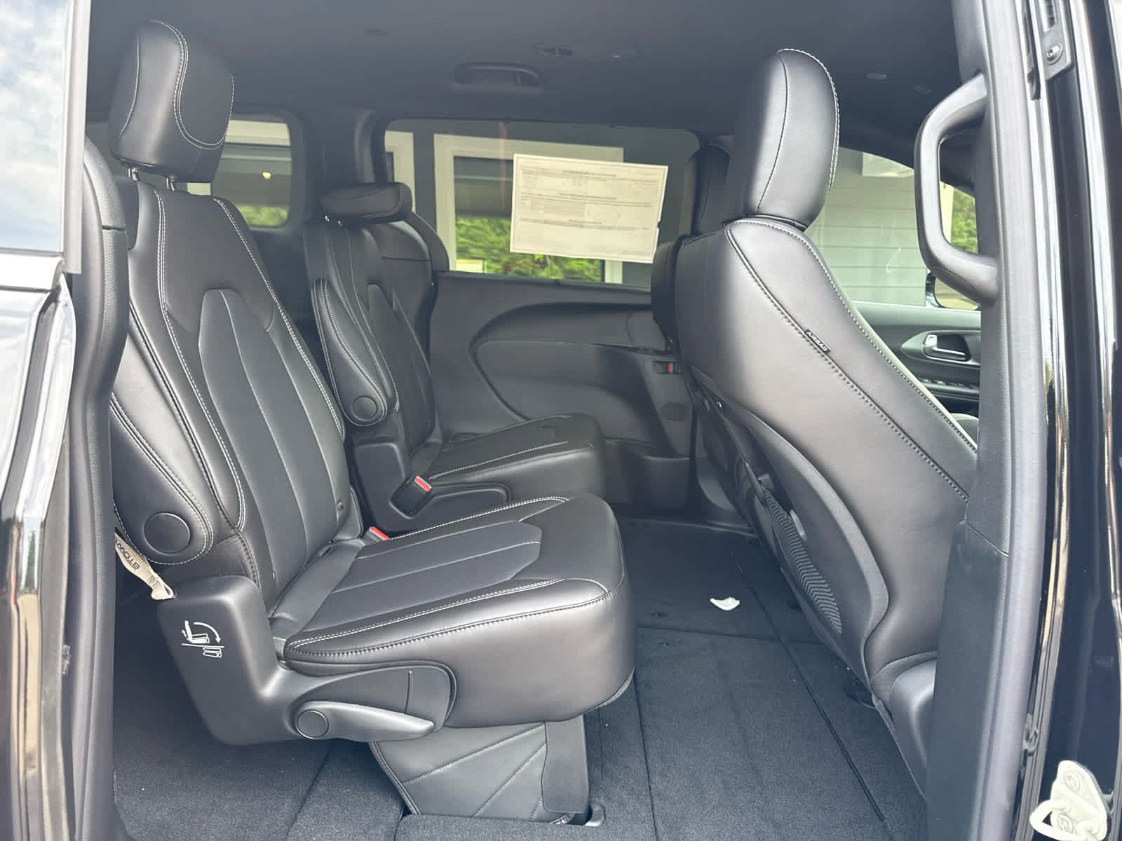 New 2027 Chrysler Pacifica Select AWD/4WD image 16