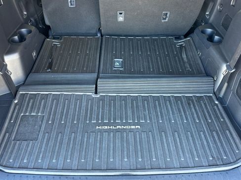 Used 2023 Toyota Highlander LE AWD/4WD image 18
