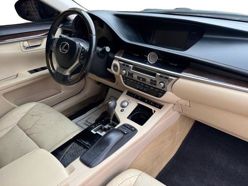Used 2014 Lexus ES 350 w/ Luxury Package FWD image 4