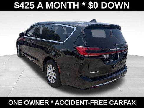 Used 2025 Chrysler Pacifica Select FWD image 3