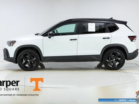 Used 2025 Volkswagen Taos SE AWD/4WD image 2