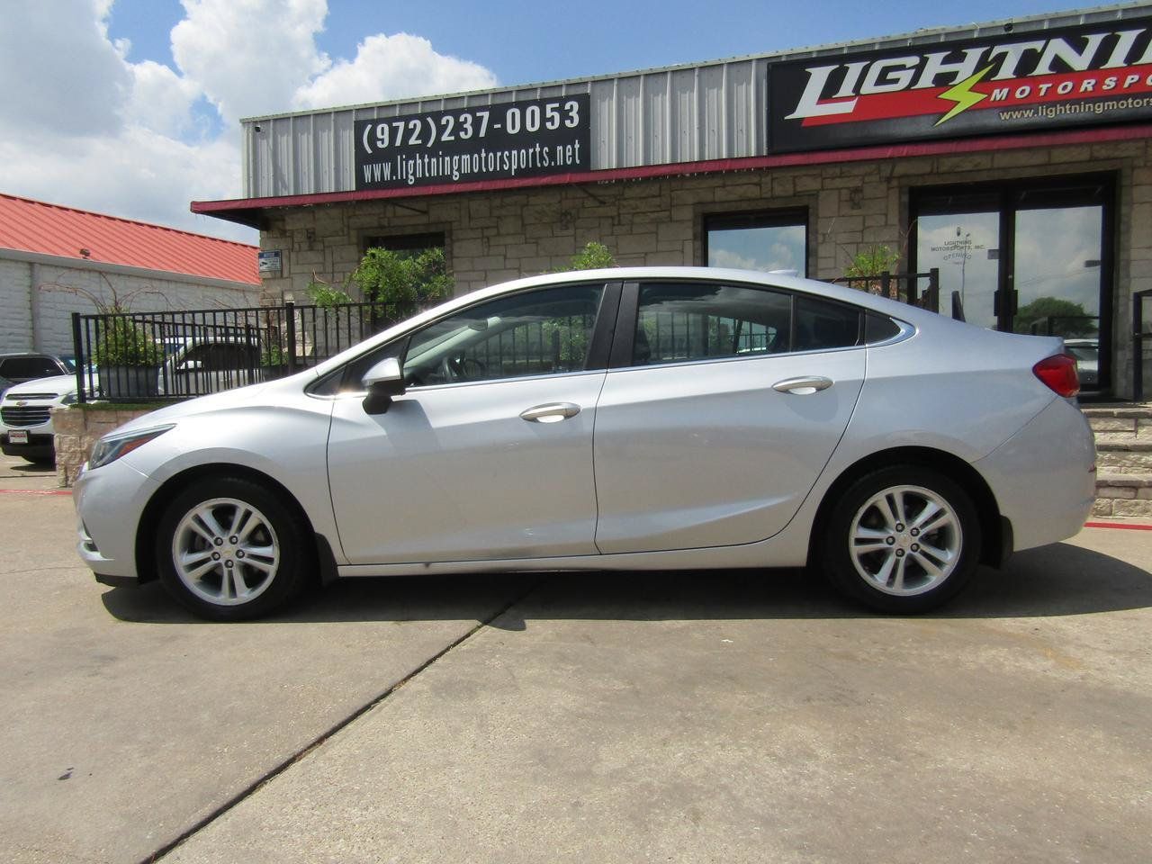 Used 2017 Chevrolet Cruze LT FWD image 2