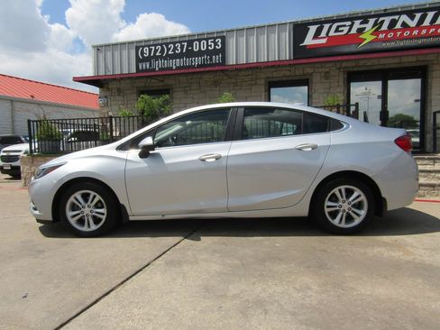 Used 2017 Chevrolet Cruze LT FWD image 2