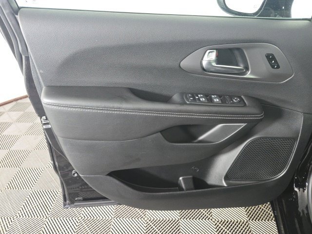 Used 2026 Chrysler Pacifica Select FWD image 18