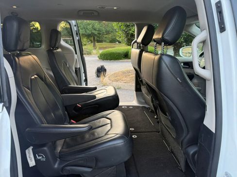 Used 2019 Chrysler Pacifica Touring-L FWD image 14