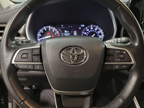 Used 2022 Toyota Highlander XLE AWD/4WD image 25
