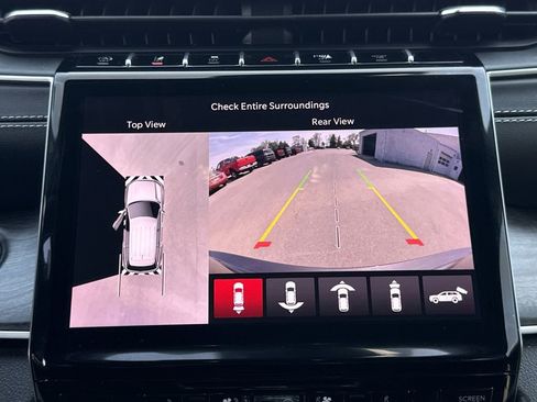 Used 2025 Jeep Grand Cherokee Limited w/ Luxury Tech Group II image 18