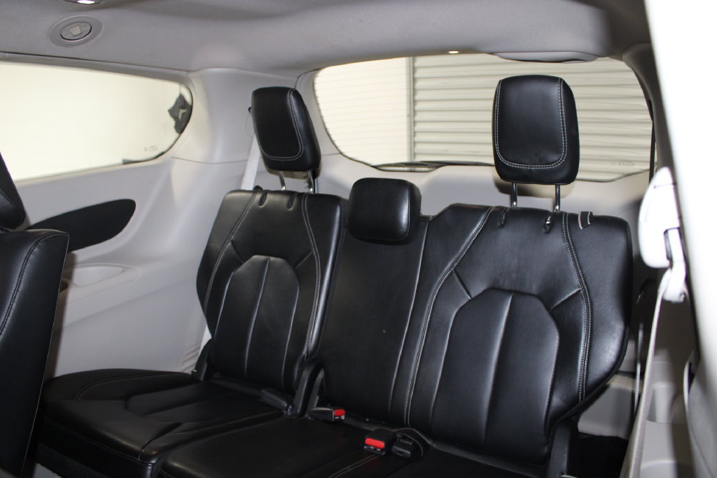 Used 2023 Chrysler Pacifica Touring-L FWD image 19