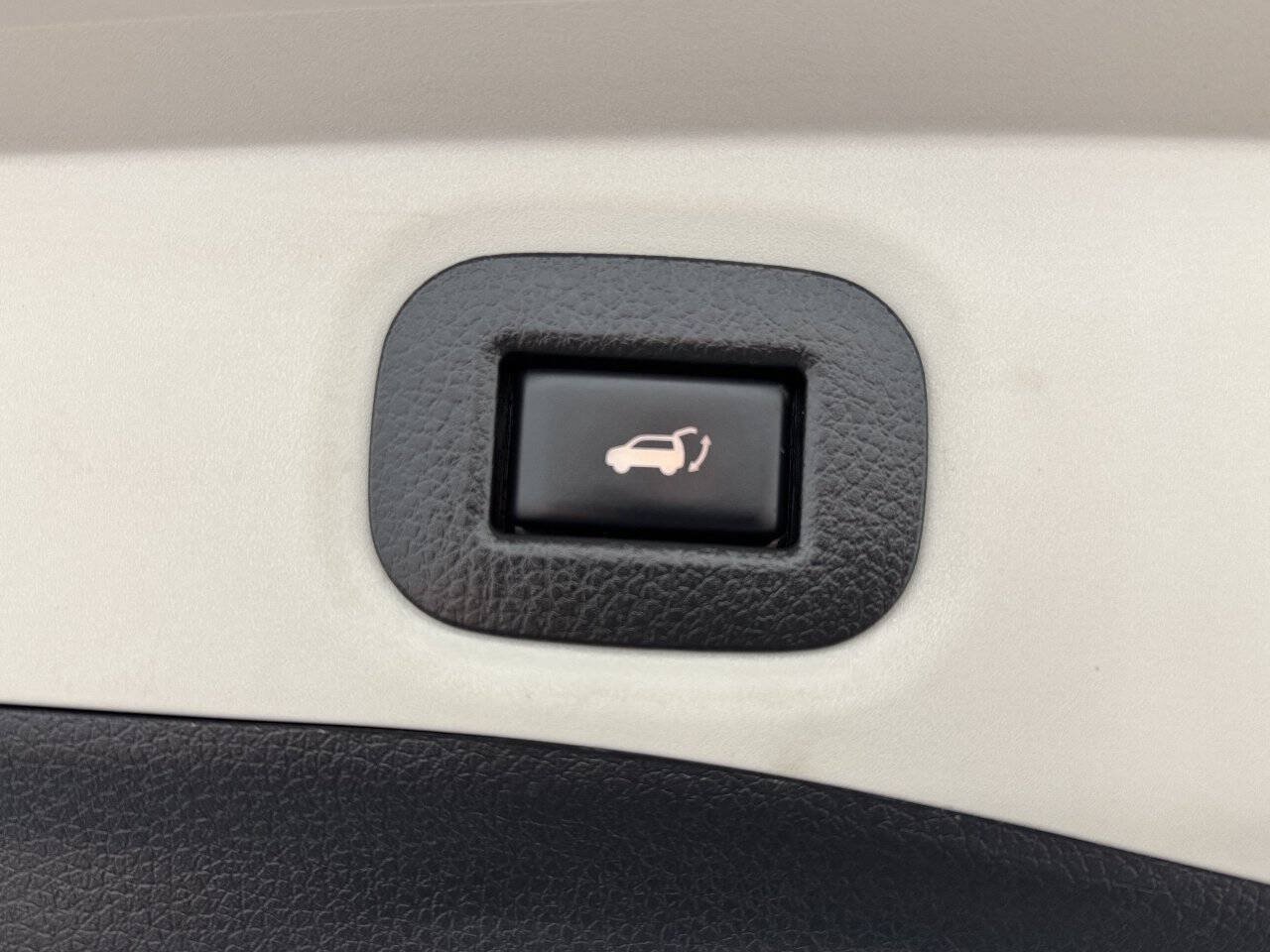 Used 2020 Nissan Rogue SV AWD/4WD image 17