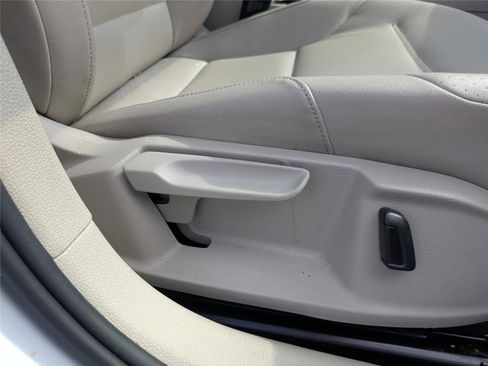 Used 2016 Volkswagen Golf SE w/ Lighting Package FWD image 18