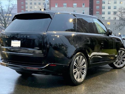 Used 2024 Land Rover Range Rover SE image 12