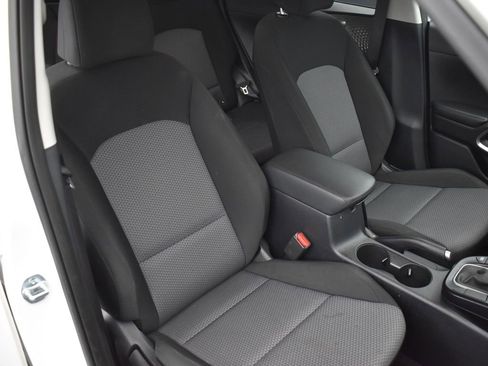 Used 2023 Kia Soul LX w/ LX Technology Package image 9