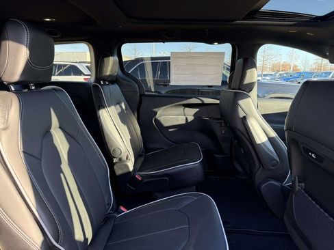 New 2026 Chrysler Pacifica Limited w/ S Appearance Package AWD/4WD image 16